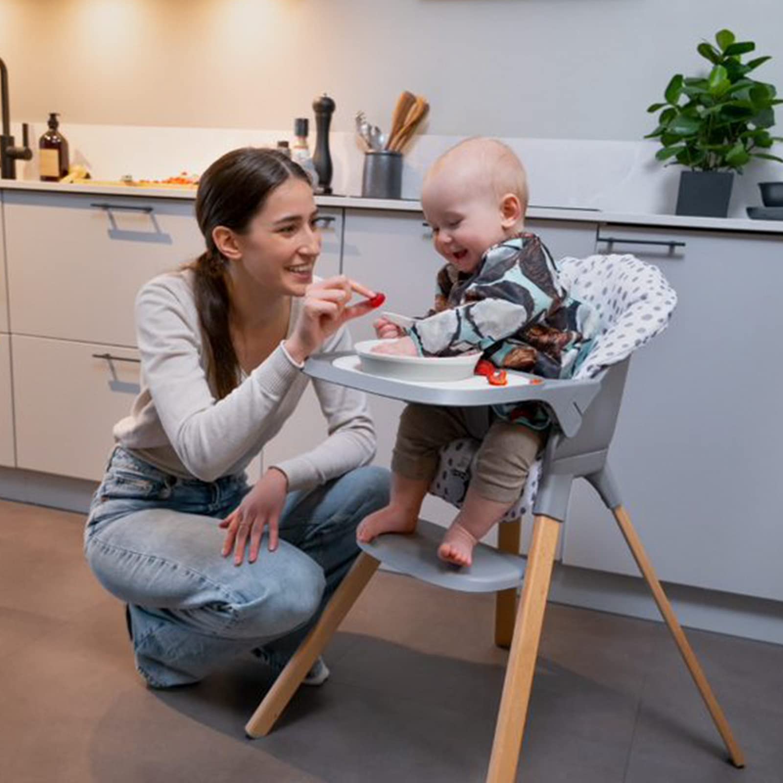 twistshake-babyhochstuhl-grau-aus-buchenholz-abnehmbares-tablett-5-punkt-gurt-6- image 2