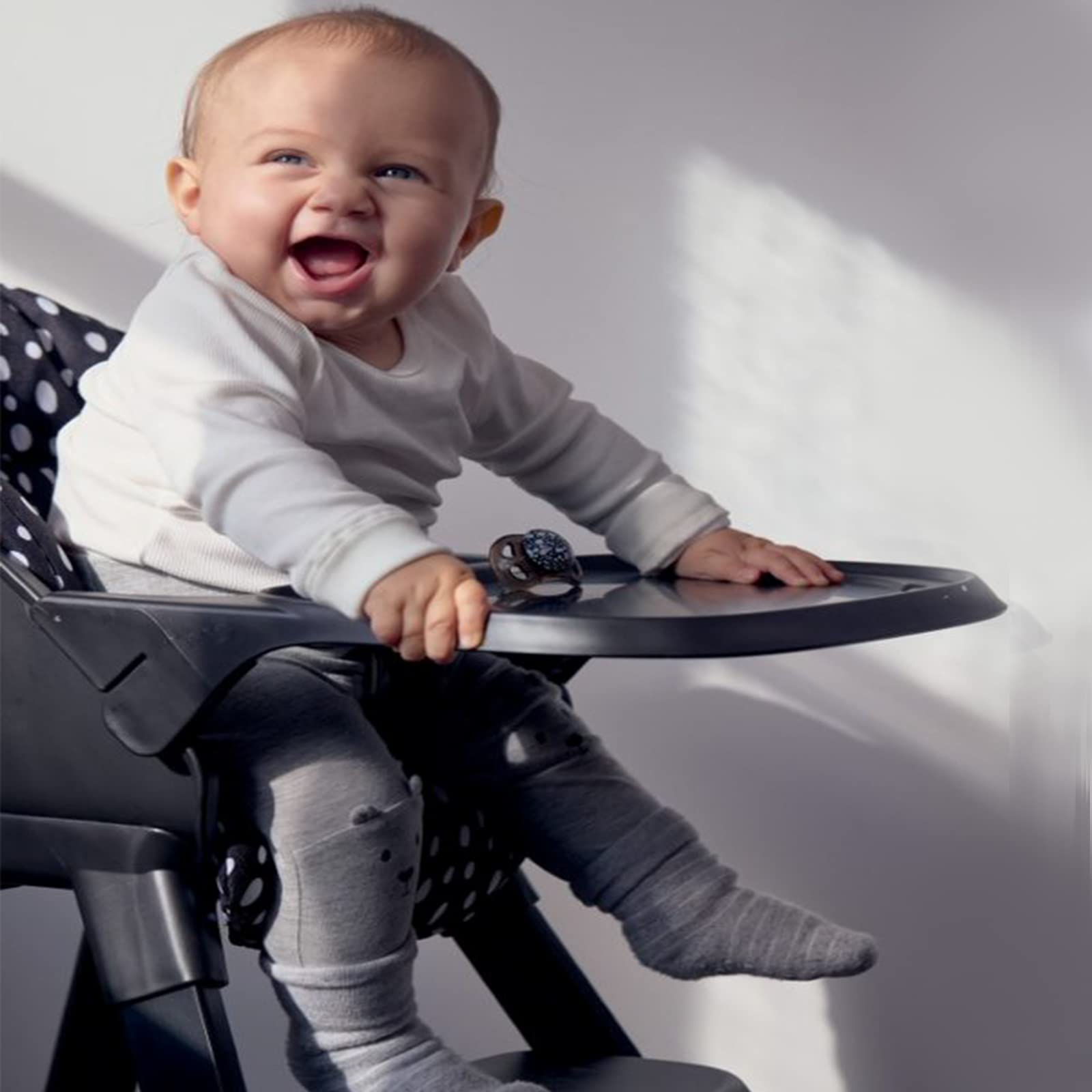 twistshake-babyhochstuhl-schwarz-aus-buchenholz-abnehmbares-tablett-5-punkt-gurt image 6